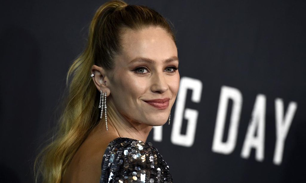 Dylan Penn, una deslumbrante estrella con vestidazo italiano de flecos y lentejuelas