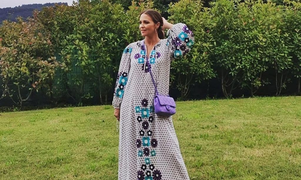 Paula Echevarría se apunta al sustituto del vestido 'midi': un caftán con bordados de flores