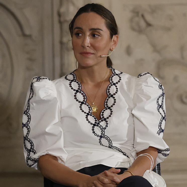 Copia por 34 euros la blusa de Tamara Falcó con efecto 'cintura de avispa'