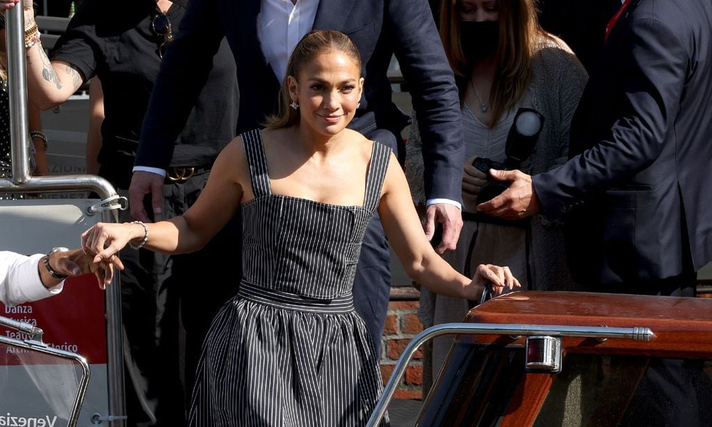 Jennifer Lopez, radiante con tres vestidazos horas antes de su debut 2.0 con Ben Affleck