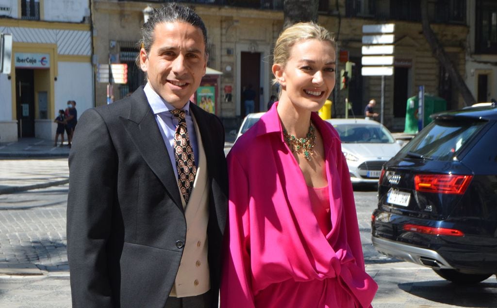 Marta Ortega, una invitada de fucsia con un original diseño relajado y 'taconazos' transparentes