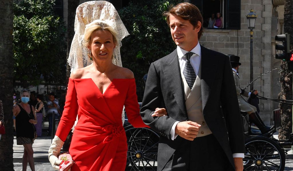 Myriam Lapique, una impresionante madrina de rojo y con mantilla
