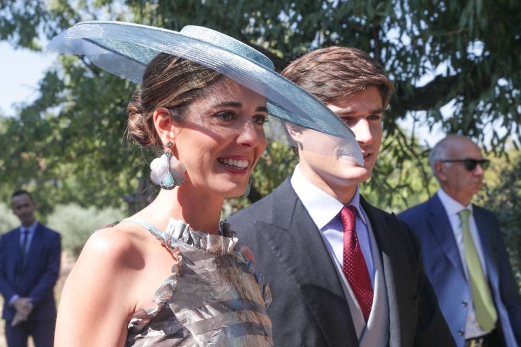 Vestido metalizado y pendientes XL, la apuesta de Belén Corsini en el gran día de su hermana
