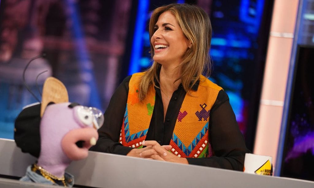 Nuria Roca con chaleco étnico