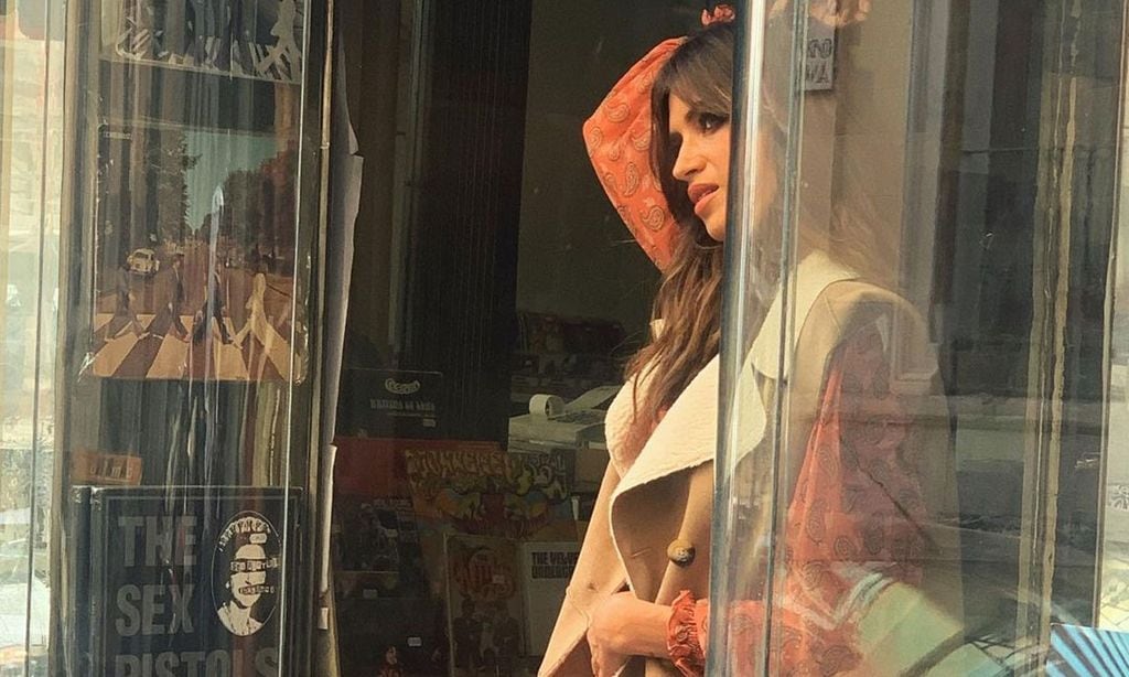 Copia el look sostenible de Sara Carbonero con un vestido estampado y el chaleco más versátil
