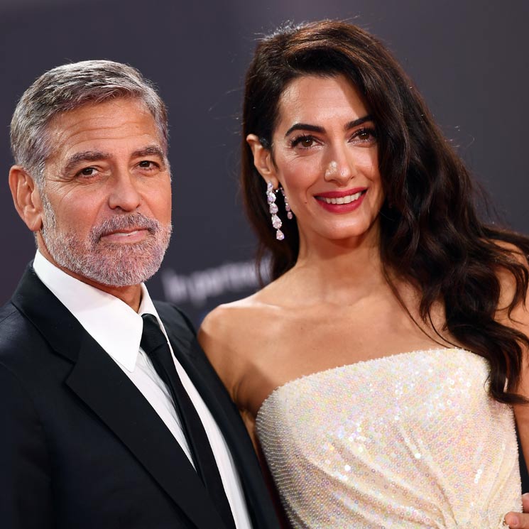 Amal Clooney, radiante en la alfombra roja con un vestidazo de lentejuelas y plumas