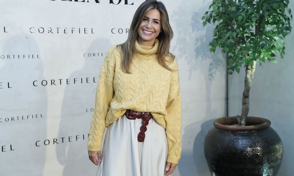 Copia el inesperado look de Nuria Roca con falda lencera y botas altas