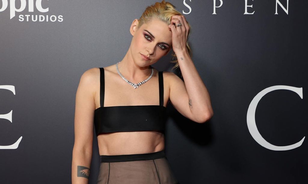 Kristen Stewart se desmarca de la princesa Diana con un 'cropped top' y falda transparente