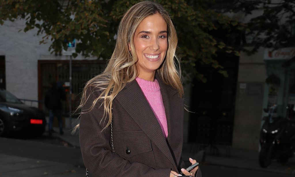 Copia el look otoñal de María Pombo con un vestido de flores y gabardina