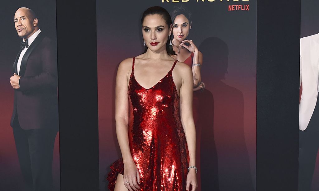 Gal Gadot recuerda a Angelina con un deslumbrante vestido que tiene guiño español