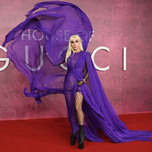 Lady Gaga paraliza Londres gracias a su espectacular vestido con capa 