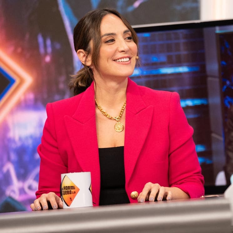 Tamara Falcó combina sus vaqueros 'cropped flare' con el top de Zara que resuelve cualquier look