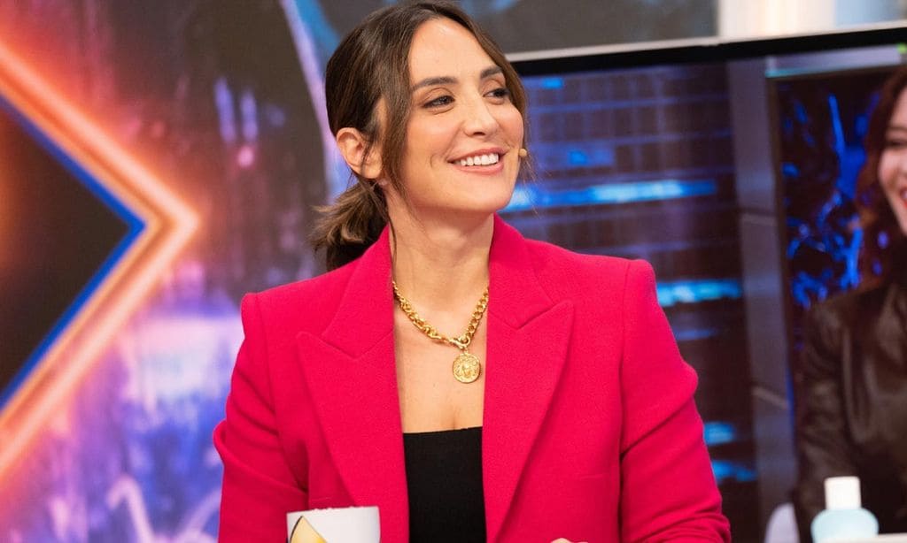 Tamara Falcó combina sus vaqueros 'cropped flare' con el top de Zara que resuelve cualquier look