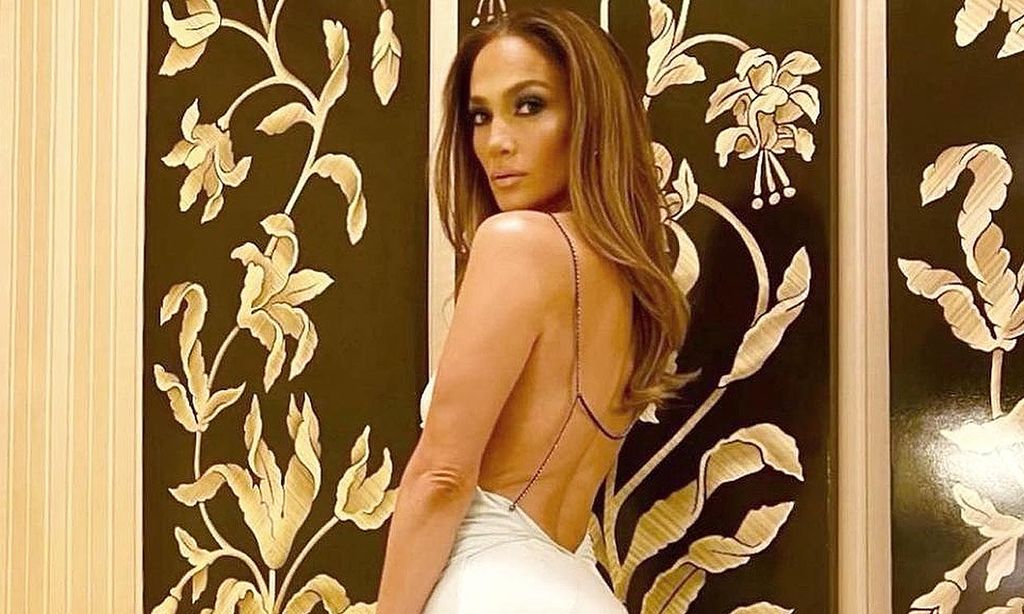 Jennifer Lopez con un vestido blanco