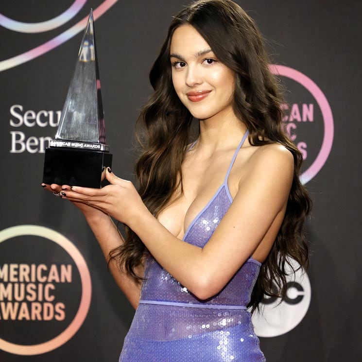 El vestidazo transparente de Olivia Rodrigo y otros looks virales de los AMAs