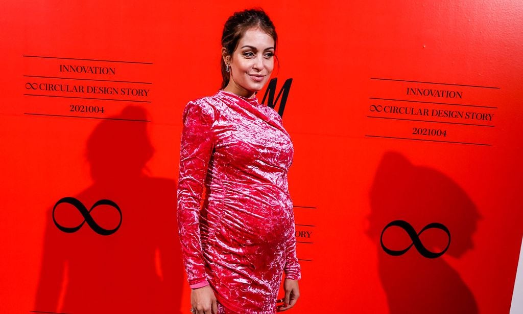 Hiba Abouk transforma un minivestido sostenible de H&M en el look premamá más 'sexy'