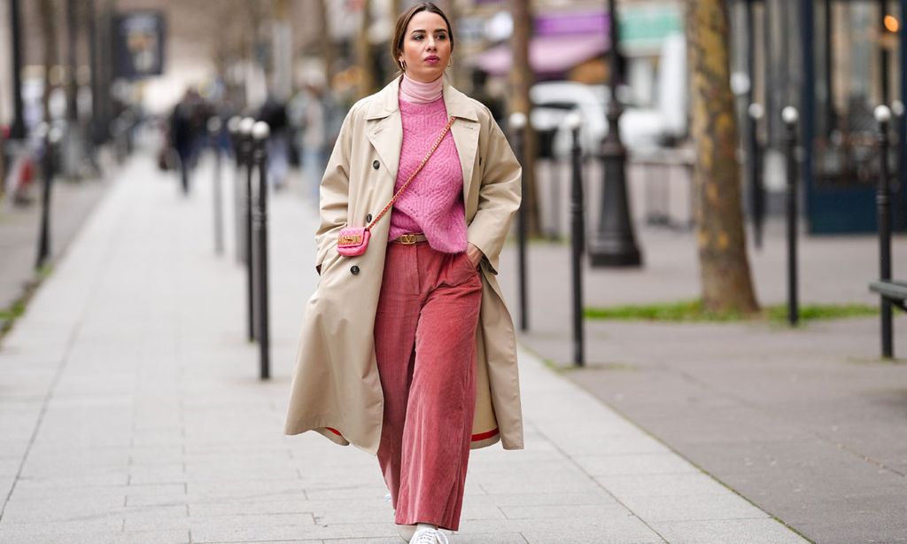 Inspírate en estos looks con gabardina para los días de invierno con sol