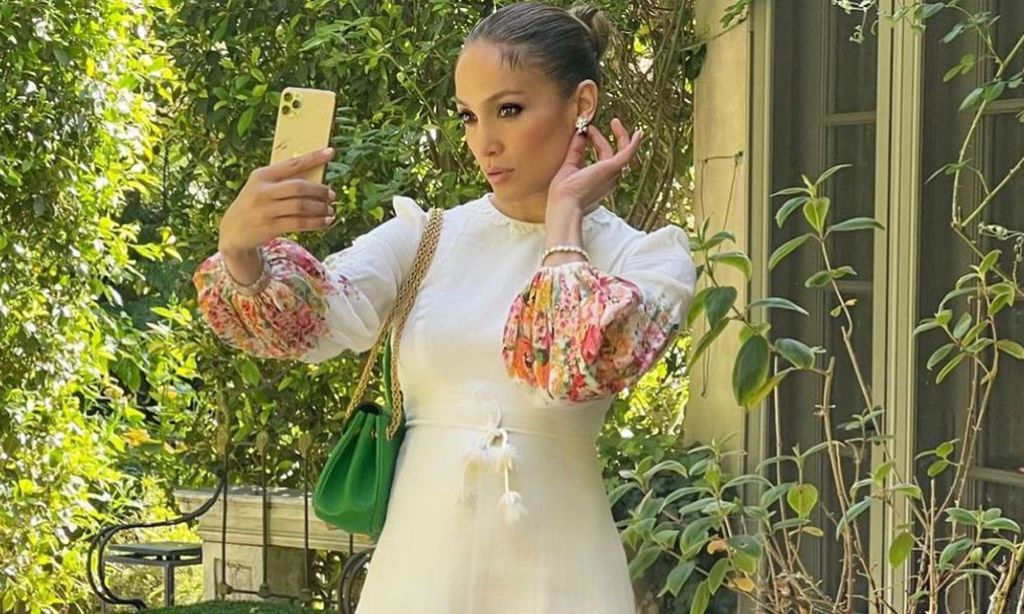 Jennifer Lopez se une al fenómeno 'gen Z' de los zapatos de plataforma XL