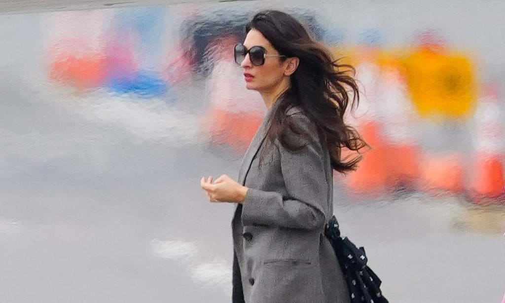 Amal Clooney apuesta por viajar cómoda con vaqueros de campana y zapatillas