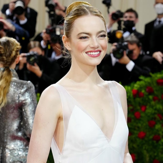 La decisión sostenible de Emma Stone: reciclar su segundo vestido de novia y lucirlo en público