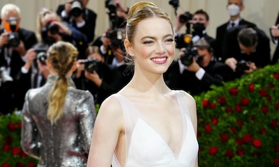 La decisión sostenible de Emma Stone: reciclar su segundo vestido de novia y lucirlo en público