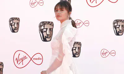 Aimee Lou Wood ('Sex Education') se viste de novia con transparencias en los BAFTA TV
