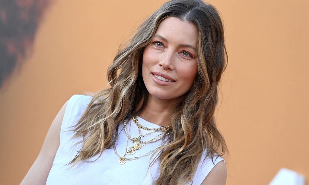 Jessica Biel con look blanco