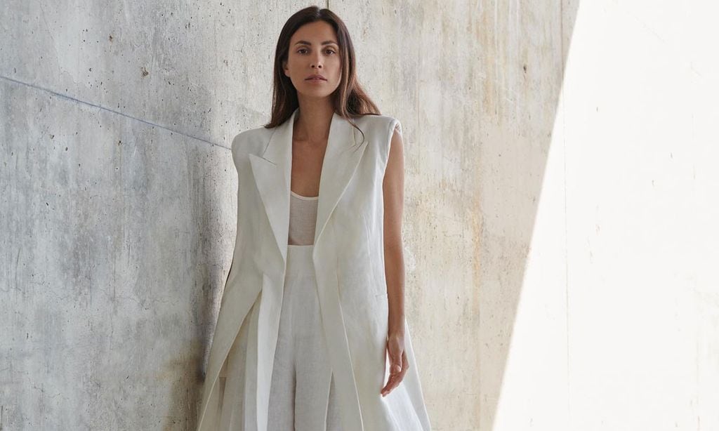Sassa de Osma estrena un traje de lino blanco de Massimo Dutti Studio