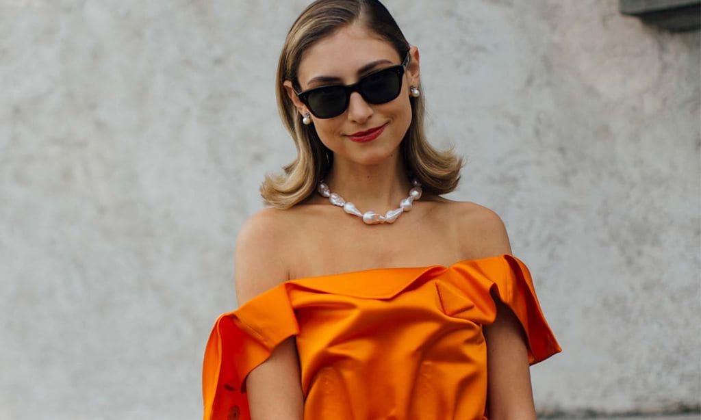 Jenny Walton con vestido naranja y guantes, dos tendencias 'multibeneficios' con aspecto caro