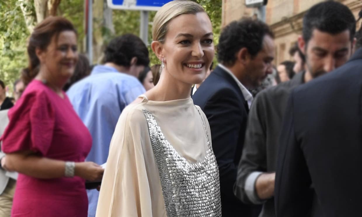 Marta Ortega sorprende en Sevilla con un vestido de lentejuelas y mangas-capa