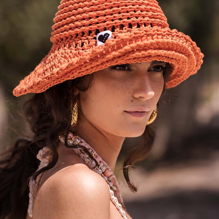 Ocho peinados para llevar tu 'bucket hat' con mucho estilo