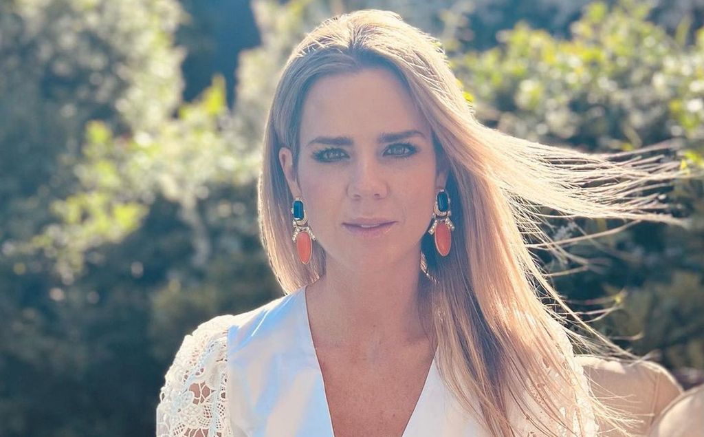 Amelia Bono estrena en Marbella el minivestido con truco que llevarás día y noche con 'mules'