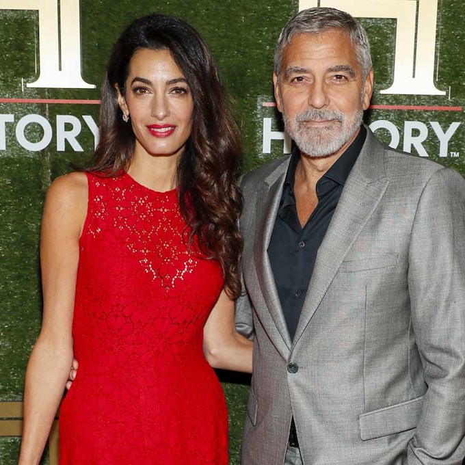 Amal Clooney, pura inspiración otoñal con su mono de encaje y taconazos dorados