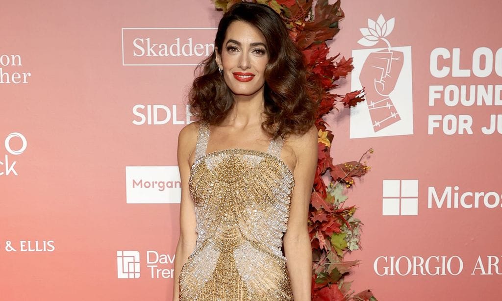 Amal Clooney estrena un vestido de cristales que exigió 1.000 horas de elaboración