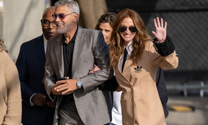 Julia Roberts, de la mano de George Clooney con un traje deportivo