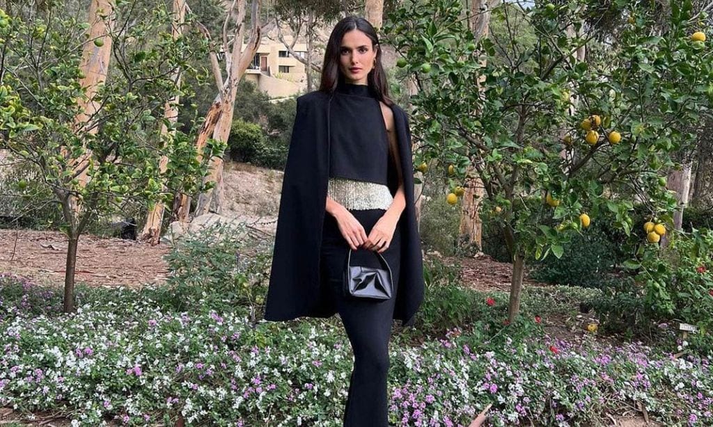 Blanca Padilla desafía las normas con un conjunto de capa y flecos brillantes 'made in Bilbao'