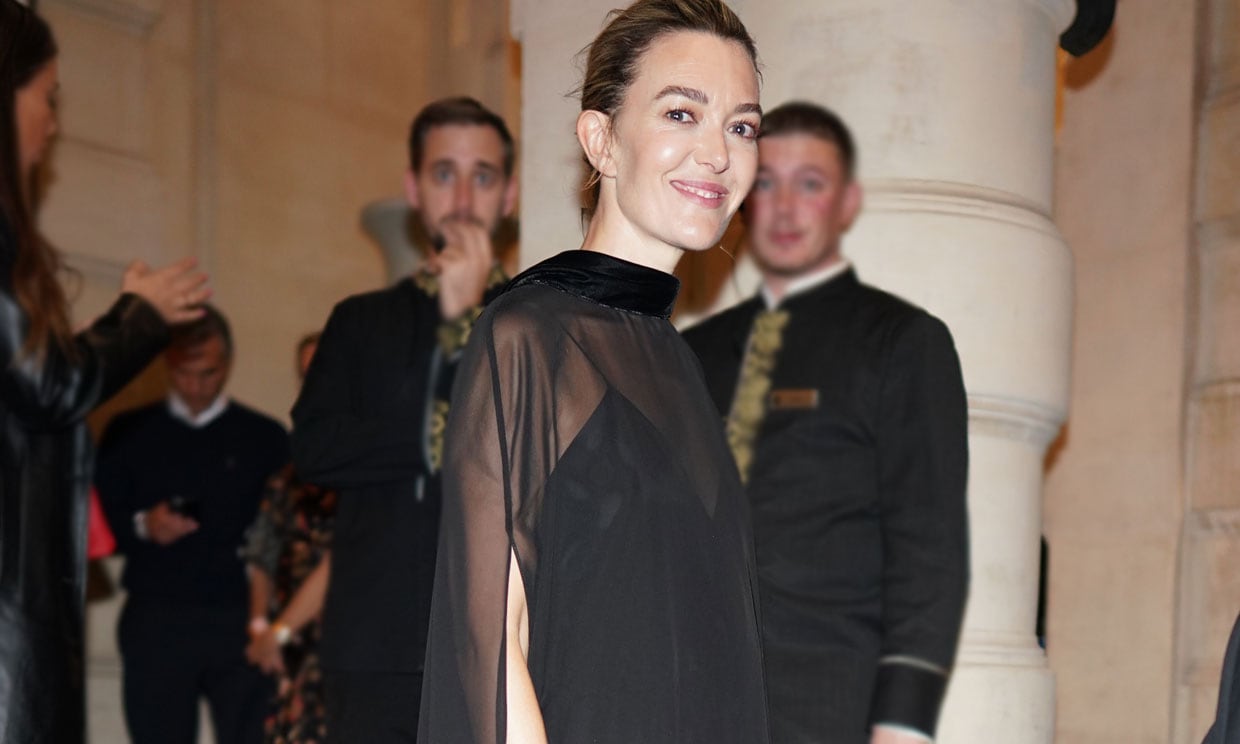 Llega a Zara la capa con lazo de terciopelo que Marta Ortega estrenó en Paris Fashion Week