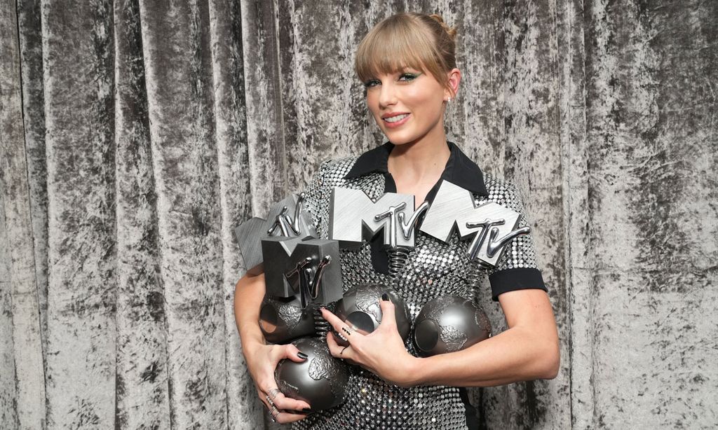 Los brillantes looks de Taylor Swift y otras apuestas de moda vistas en los MTV EMAs 2022