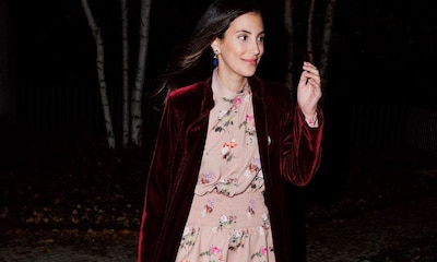 Sassa de Osma nos inspira este invierno con su estilismo de flores y terciopelo 'made in Spain'