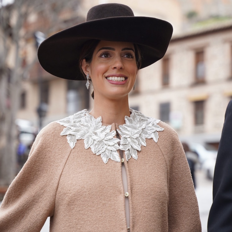 Sofía Palazuelo, pura elegancia premamá con un abrigo bordado y pamela en la boda de su hermano