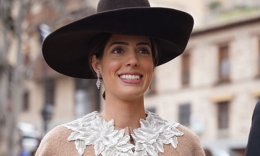 Sofía Palazuelo, pura elegancia premamá con un abrigo bordado y pamela en la boda de su hermano