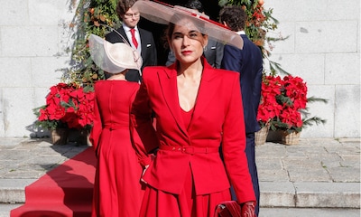 Lourdes Montes y Margarita Vargas coordinan sus looks de invitada con vestidos rojos y maxitocados