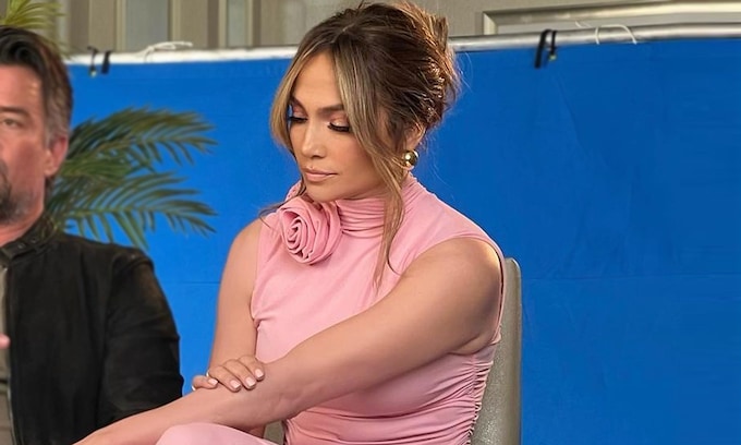 Jennifer Lopez con vestido rosa