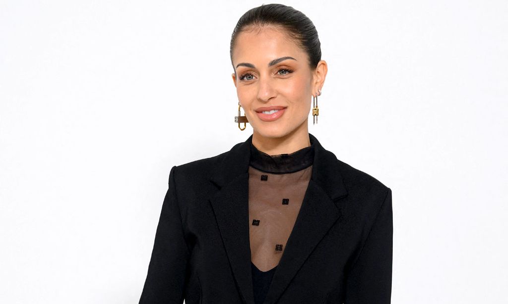Hiba Abouk y su look de traje negro en el desfile de Givenchy