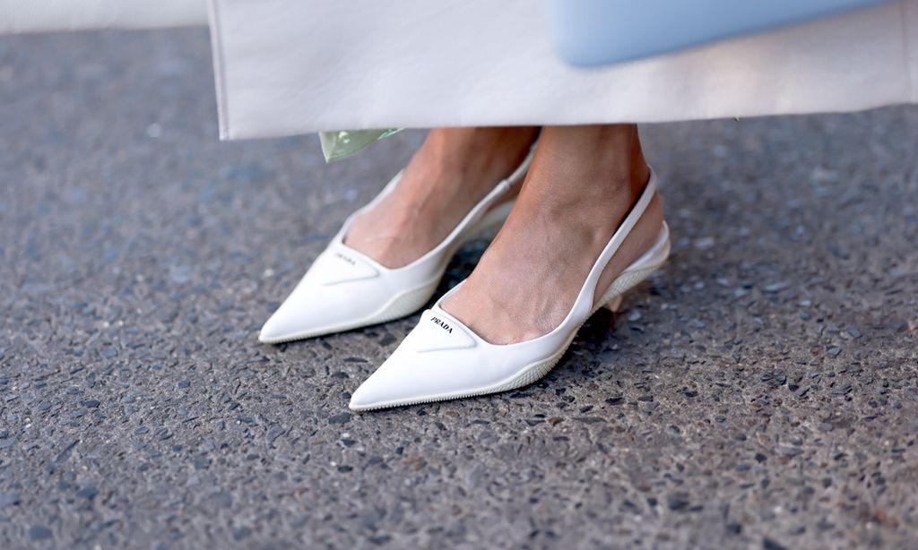 De las botas a las bailarinas: nuestra estilista ficha el mejor calzado blanco