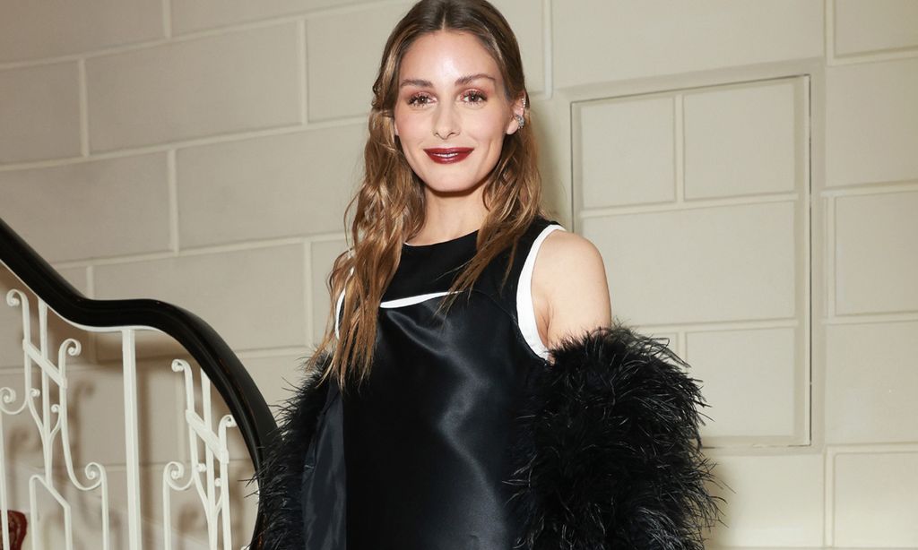 El último juego de contrastes de Olivia Palermo: vestido lencero, camiseta y estola de plumas