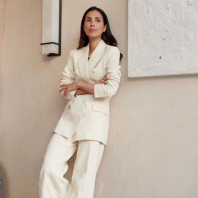 Sassa de Osma reinventa el traje de lino español con unas sandalias de PVC
