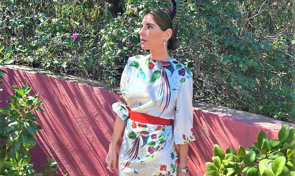 Lourdes Montes deslumbra con un favorecedor vestido de flores y tocado de plumas