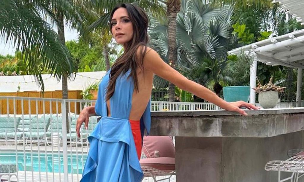 Victoria Beckham se viste de gala para relajarse en la piscina