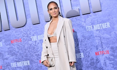 Jennifer Lopez, minimalismo y sensualidad con un look italiano de efecto 'wet'